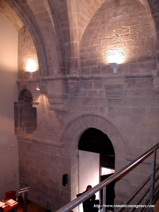 INTERIOR DE LA NAVE,  DESDE EL CORO HACIA LA ENTRADA